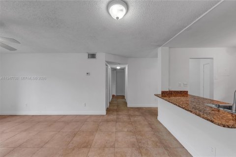 Снять в аренду кондоминиум в Лодерхилл, Флорида 3 спальни, 89.09м2, № 2003887 - фото 8