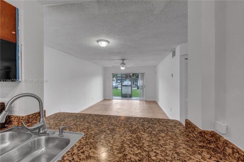 Снять в аренду кондоминиум в Лодерхилл, Флорида 3 спальни, 89.09м2, № 2003887 - фото 2