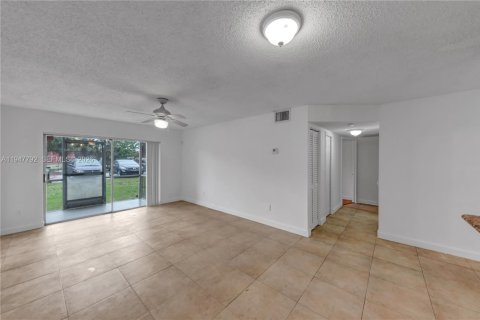 Снять в аренду кондоминиум в Лодерхилл, Флорида 3 спальни, 89.09м2, № 2003887 - фото 9