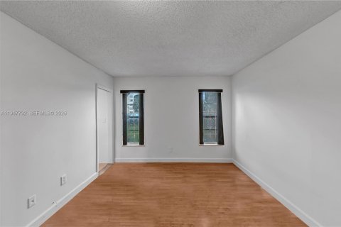 Снять в аренду кондоминиум в Лодерхилл, Флорида 3 спальни, 89.09м2, № 2003887 - фото 19