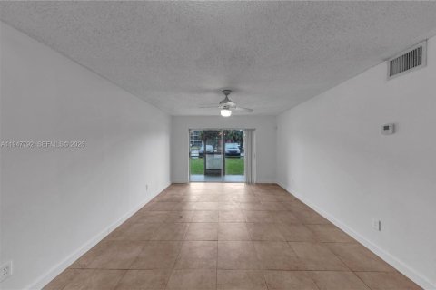 Снять в аренду кондоминиум в Лодерхилл, Флорида 3 спальни, 89.09м2, № 2003887 - фото 12