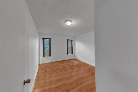 Снять в аренду кондоминиум в Лодерхилл, Флорида 3 спальни, 89.09м2, № 2003887 - фото 18