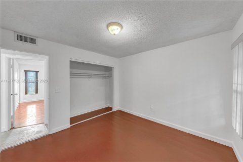 Снять в аренду кондоминиум в Лодерхилл, Флорида 3 спальни, 89.09м2, № 2003887 - фото 25