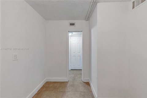 Снять в аренду кондоминиум в Лодерхилл, Флорида 3 спальни, 89.09м2, № 2003887 - фото 14