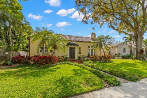 House in Saint Petersburg, Florida 3 bedrooms, 175.59 sq.m. № 1760439 - photo 3