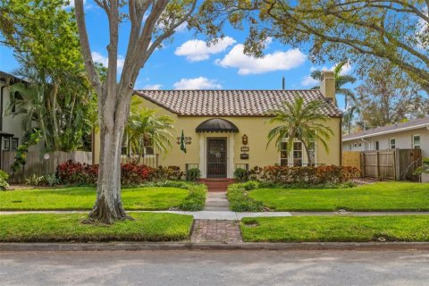House in Saint Petersburg, Florida 3 bedrooms, 175.59 sq.m. № 1760439 - photo 1