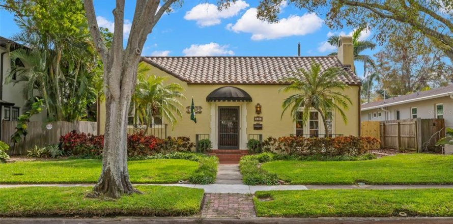 House in Saint Petersburg, Florida 3 bedrooms, 175.59 sq.m. № 1760439