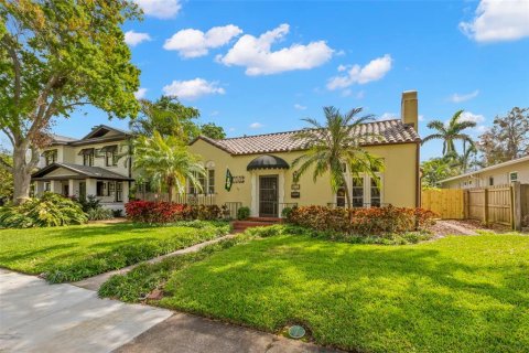 House in Saint Petersburg, Florida 3 bedrooms, 175.59 sq.m. № 1760439 - photo 2