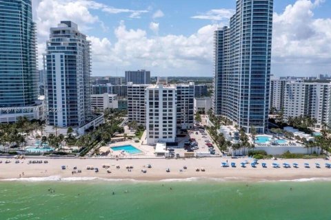 Condominio en Hollywood, Florida, 1 dormitorio  № 2030744
