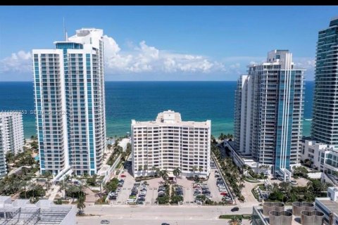 Condominio en venta en Hollywood, Florida, 1 dormitorio, 73.39 m2 № 2030744 - foto 3
