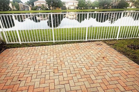 Villa ou maison à vendre à Lake Worth, Floride: 4 chambres, 188.41 m2 № 2404983 - photo 4