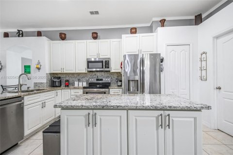 Villa ou maison à vendre à Kissimmee, Floride: 3 chambres, 170.2 m2 № 1976374 - photo 3