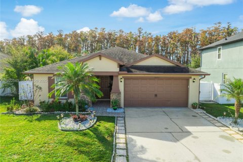 Villa ou maison à vendre à Kissimmee, Floride: 3 chambres, 170.2 m2 № 1976374 - photo 1