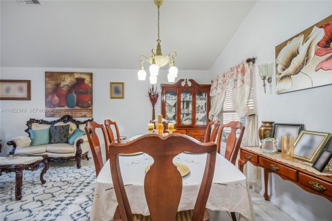 Villa ou maison à vendre à Kissimmee, Floride: 3 chambres, 170.2 m2 № 1976374 - photo 5