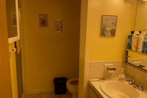 Condo in Saint Petersburg, Florida, 2 bedrooms № 2223183 - photo 10
