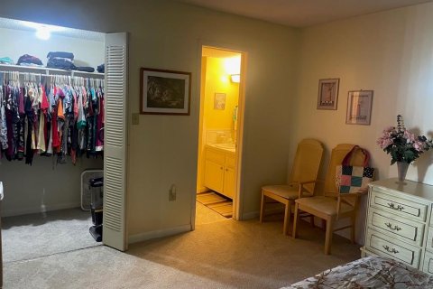 Condo in Saint Petersburg, Florida, 2 bedrooms № 2223183 - photo 9