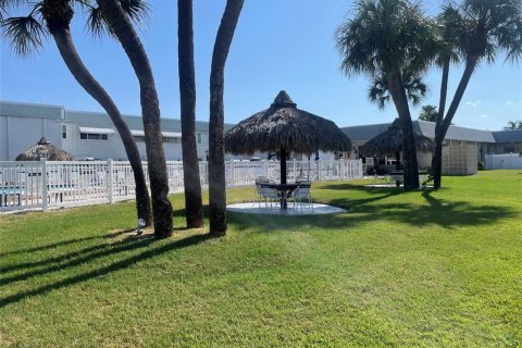 Condo in Saint Petersburg, Florida, 2 bedrooms № 2223183 - photo 13