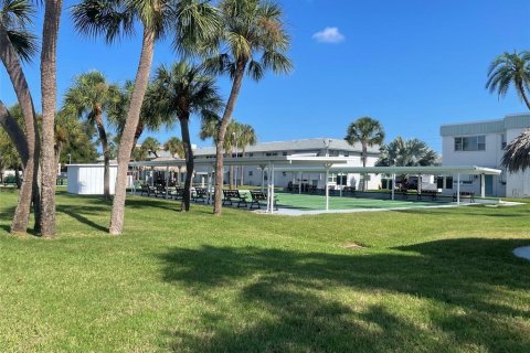 Condo in Saint Petersburg, Florida, 2 bedrooms № 2223183 - photo 14