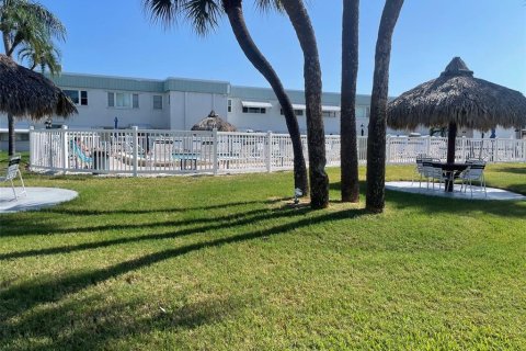 Condo in Saint Petersburg, Florida, 2 bedrooms № 2223183 - photo 12