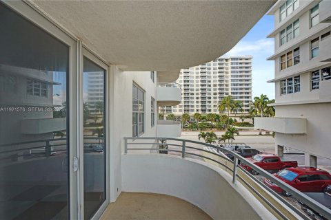 Condo in Miami Beach, Florida, 1 bedroom  № 1976428 - photo 18