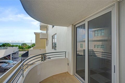 Condo in Miami Beach, Florida, 1 bedroom  № 1976428 - photo 19