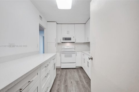 Condo in Miami Beach, Florida, 1 bedroom  № 1976428 - photo 13