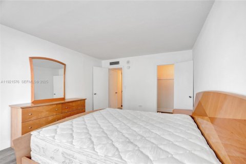 Condo in Miami Beach, Florida, 1 bedroom  № 1976428 - photo 17