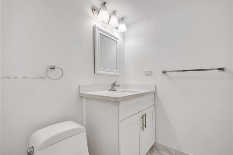 Condo in Miami Beach, Florida, 1 bedroom  № 1976428 - photo 15