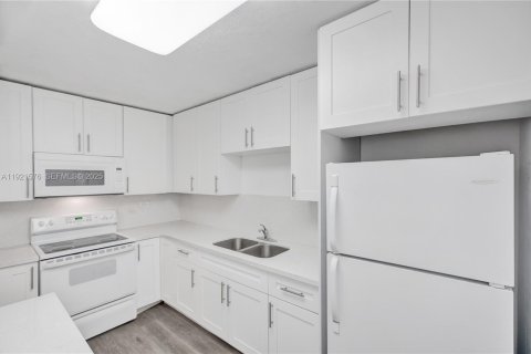 Condo in Miami Beach, Florida, 1 bedroom  № 1976428 - photo 14