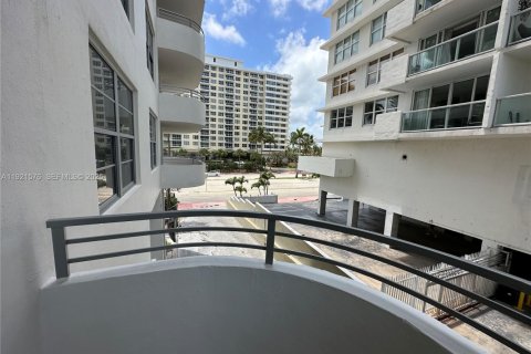 Condominio en venta en Miami Beach, Florida, 1 dormitorio, 78.41 m2 № 1976428 - foto 2