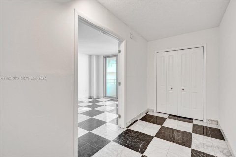 Condo in Miami Beach, Florida, 1 bedroom  № 1976428 - photo 10