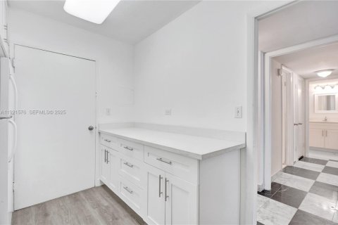 Condo in Miami Beach, Florida, 1 bedroom  № 1976428 - photo 12