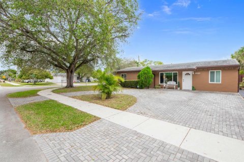 Casa en North Lauderdale, Florida 4 dormitorios, 197.88 m2 № 2304001