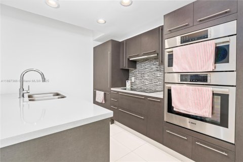 Condo in Doral, Florida, 1 bedroom  № 1949022 - photo 11