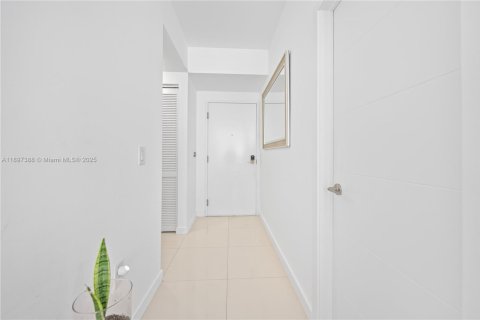 Condo in Doral, Florida, 1 bedroom  № 1949022 - photo 3