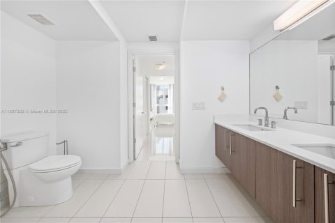 Condo in Doral, Florida, 1 bedroom  № 1949022 - photo 18