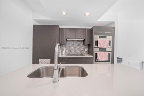 Condo in Doral, Florida, 1 bedroom  № 1949022 - photo 12