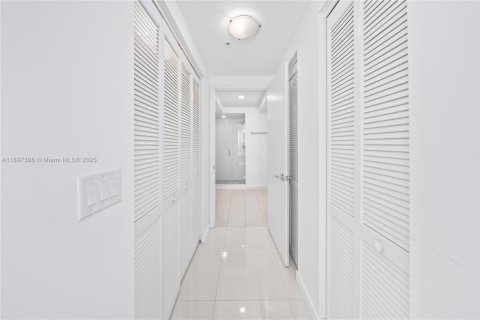 Condo in Doral, Florida, 1 bedroom  № 1949022 - photo 4