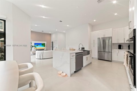 Villa ou maison à vendre à Miami, Floride: 4 chambres, 187.85 m2 № 2081032 - photo 9