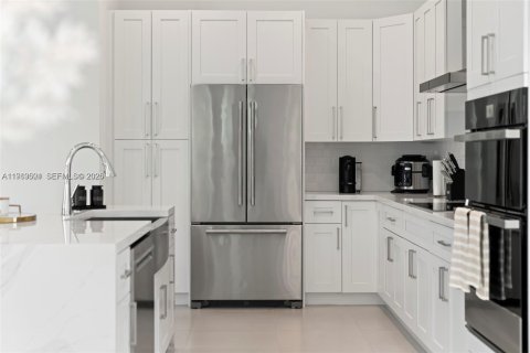 Villa ou maison à vendre à Miami, Floride: 4 chambres, 187.85 m2 № 2081032 - photo 17