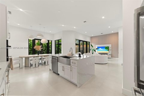 Villa ou maison à vendre à Miami, Floride: 4 chambres, 187.85 m2 № 2081032 - photo 10