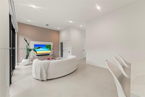 Villa ou maison à vendre à Miami, Floride: 4 chambres, 187.85 m2 № 2081032 - photo 8