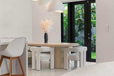 Villa ou maison à vendre à Miami, Floride: 4 chambres, 187.85 m2 № 2081032 - photo 13