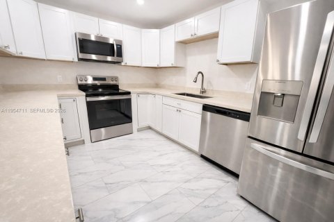 Condo in Pompano Beach, Florida, 3 bedrooms № 2029817 - photo 7