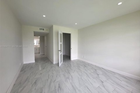 Condo in Pompano Beach, Florida, 3 bedrooms № 2029817 - photo 2