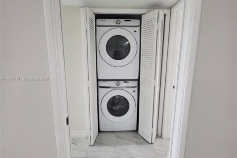 Condo in Pompano Beach, Florida, 3 bedrooms № 2029817 - photo 10