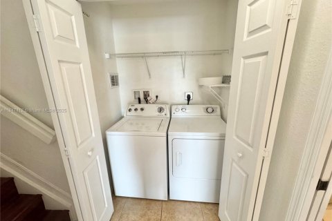 Снять в аренду кондоминиум в Дорал, Флорида 3 спальни, 116.69м2, № 1961575 - фото 8