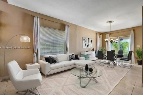 Casa en venta en Miramar, Florida, 5 dormitorios, 290.13 m2 № 1993740 - foto 1