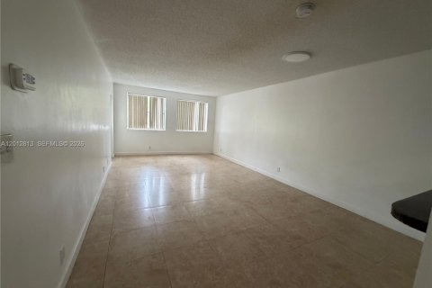 Снять в аренду кондоминиум в Дорал, Флорида 1 спальня, 65.96м2, № 2076354 - фото 3