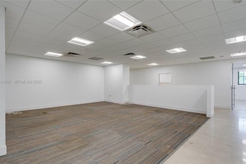 Commercial property in Miami, Florida № 2076967 - photo 7